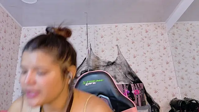 AvrillThomas online show from October 31, 2025, 6:37 pm