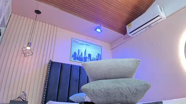 viiolett lee online show from April 8, 2026, 9:05 pm