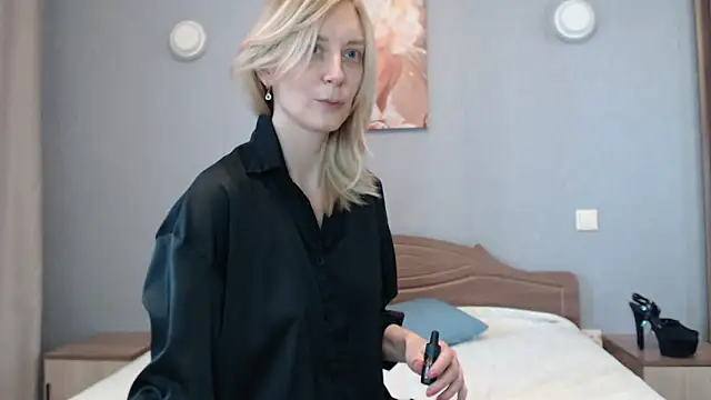 AvelinaLeoni online show from March 2, 2025, 9:43 am