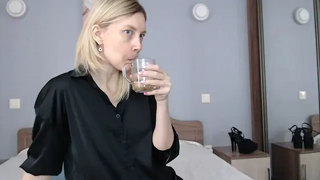 AvelinaLeoni online show from February 13, 2025, 7:13 am