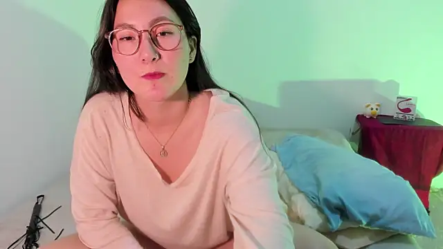 Elle Lee  online show from March 10, 2025, 12:18 am