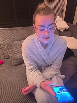 xX HotCouple Xx online show from December 15, 2025, 9:42 pm