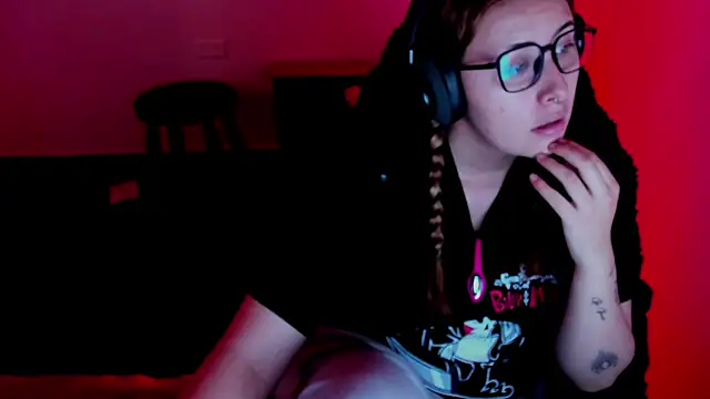 Snapshot of bonnie_moon_ chatting on April 13, 2026, 6:45 pm bonnie moon online show from April 13, 2026, 6:45 pm