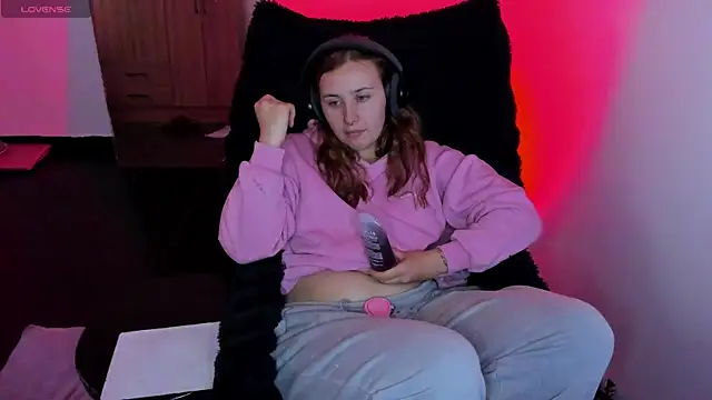 bonnie moon  online show from February 24, 2026, 6:09 pm