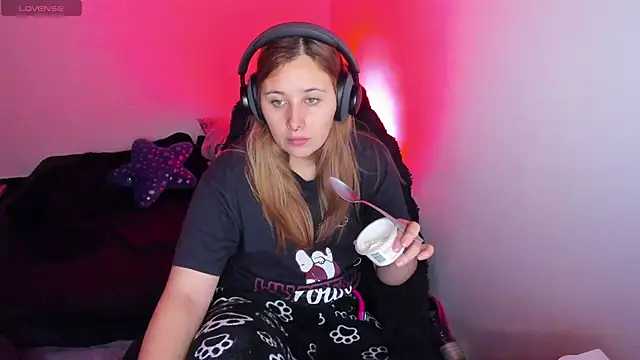 Snapshot of bonnie_moon_ chatting on April 9, 2026, 11:22 pm bonnie moon online show from April 9, 2026, 11:22 pm