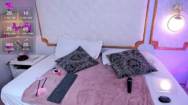 Paiige peach online show from November 5, 2025, 7:50 pm