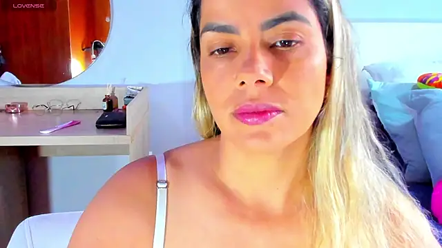 Snapshot of ClaraMariaMon chatting on March 22, 2025, 4:26 pm ClaraMariaMon online show from March 22, 2025, 4:26 pm