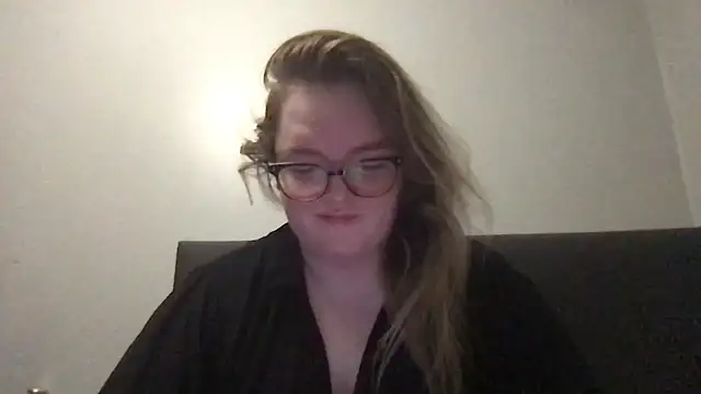 honeyyy24 online show from November 1, 2025, 12:43 pm