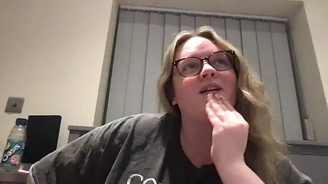 honeyyy24 online show from May 28, 2026, 11:21 pm