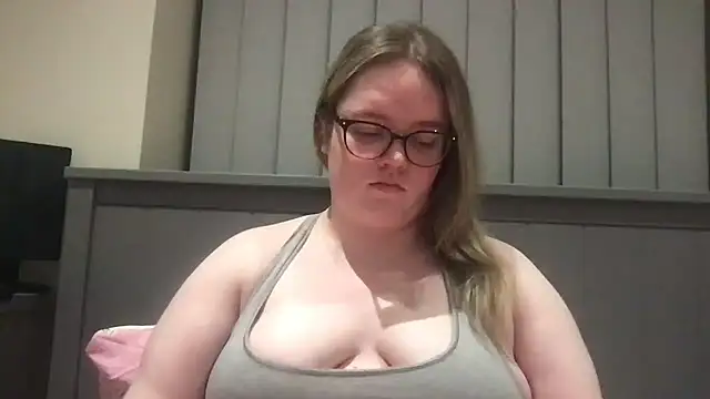 honeyyy24 online show from May 22, 2026, 9:46 pm