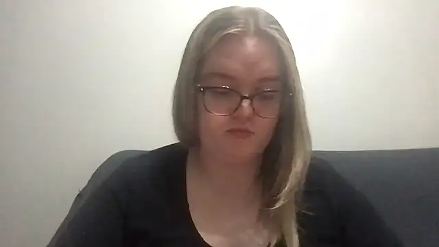 honeyyy24 online show from April 7, 2026, 9:38 pm