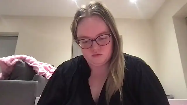 honeyyy24 online show from May 21, 2026, 9:23 pm