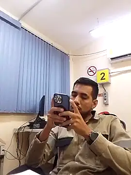 Snapshot of EnriquePersian197 chatting on February 19, 2025, 1:18 am EnriquePersian197 online show from February 19, 2025, 1:18 am