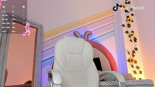 Snapshot of Evie_Clark chatting on February 9, 2025, 10:21 pm Evie Clark online show from February 9, 2025, 10:21 pm