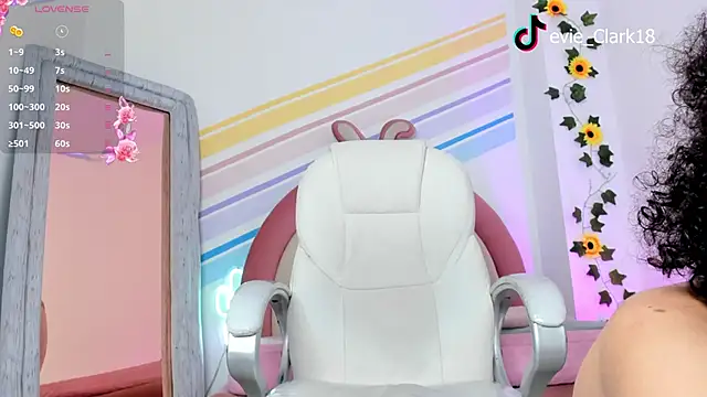 Snapshot of Evie_Clark chatting on March 4, 2025, 7:43 pm Evie Clark online show from March 4, 2025, 7:43 pm