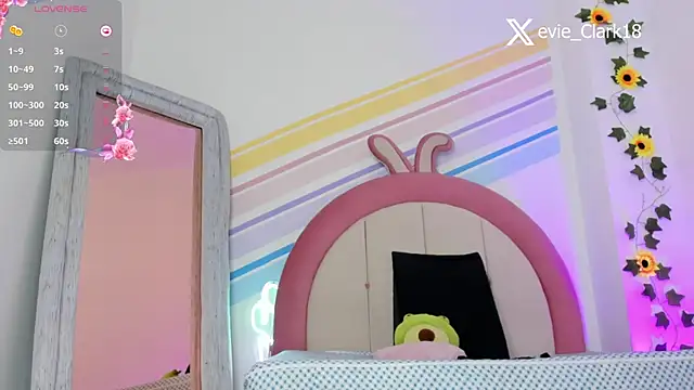 Snapshot of Evie_Clark chatting on March 6, 2025, 9:09 pm Evie Clark online show from March 6, 2025, 9:09 pm