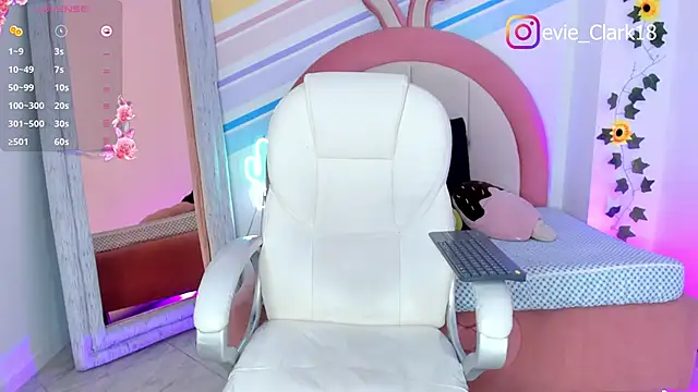 Snapshot of Evie_Clark chatting on March 15, 2025, 5:26 pm Evie Clark online show from March 15, 2025, 5:26 pm