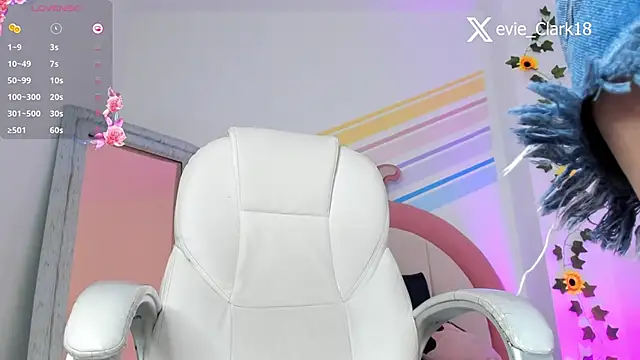 Snapshot of Evie_Clark chatting on March 14, 2025, 11:00 pm Evie Clark online show from March 14, 2025, 11:00 pm