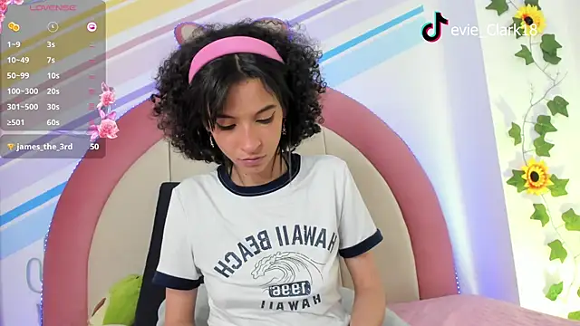 Snapshot of Evie_Clark chatting on January 24, 2025, 11:02 pm Evie Clark online show from January 24, 2025, 11:02 pm