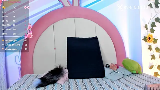 Snapshot of Evie_Clark chatting on February 1, 2025, 10:23 pm Evie Clark online show from February 1, 2025, 10:23 pm