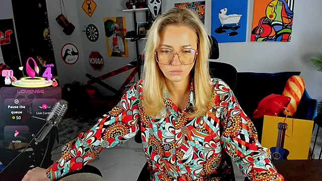 LadyIzabel online show from May 11, 2026, 5:42 am