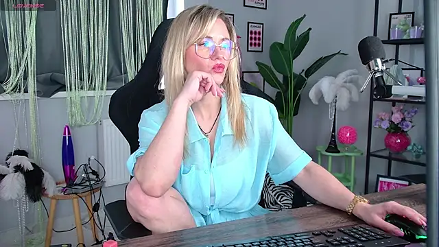 LadyIzabel online show from May 13, 2026, 11:39 am