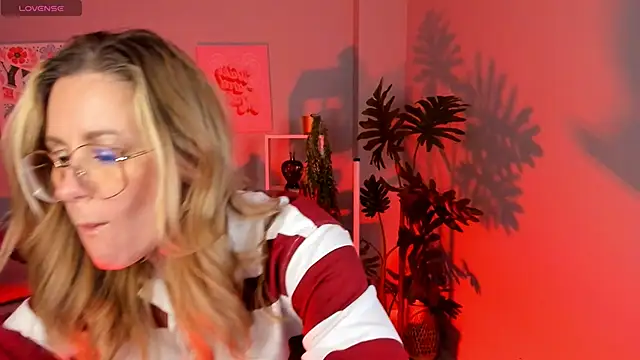 Snapshot of LadyIzabel chatting on February 13, 2026, 2:50 pm LadyIzabel online show from February 13, 2026, 2:50 pm