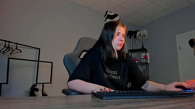 Snapshot of AliceSunday chatting on November 25, 2025, 2:01 am AliceSunday online show from November 25, 2025, 2:01 am