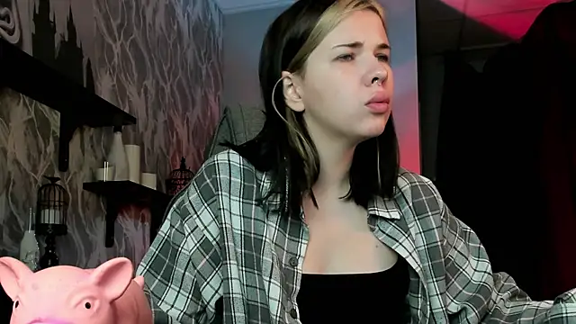 Snapshot of AliceSunday chatting on November 8, 2025, 4:05 am AliceSunday online show from November 8, 2025, 4:05 am