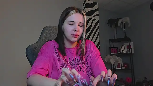 AliceSunday online show from December 2, 2025, 3:19 am