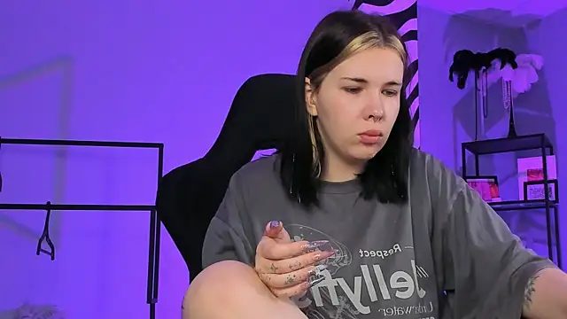 Snapshot of AliceSunday chatting on November 7, 2025, 1:54 am AliceSunday online show from November 7, 2025, 1:54 am