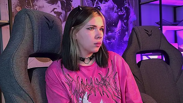 Snapshot of AliceSunday chatting on October 31, 2025, 8:33 am AliceSunday online show from October 31, 2025, 8:33 am