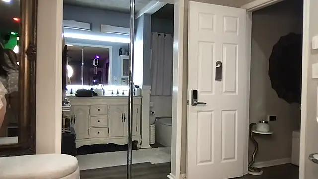 curvyfunlover online show from October 6, 2025, 10:49 am