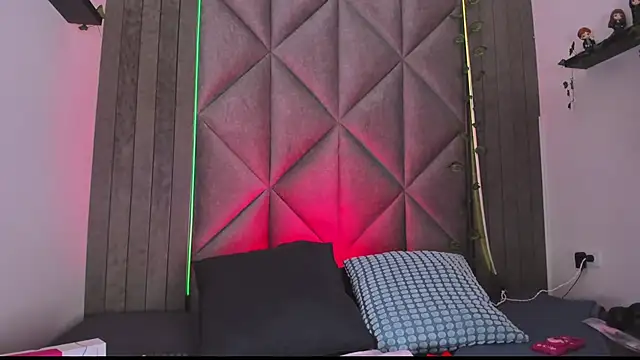 BriaConner  online show from November 22, 2025, 2:43 am