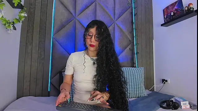 BriaConner  online show from October 17, 2025, 2:48 am