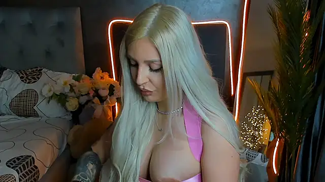 Snapshot of glossy_blondegirl chatting on December 16, 2025, 6:45 pm glossy blondegirl online show from December 16, 2025, 6:45 pm