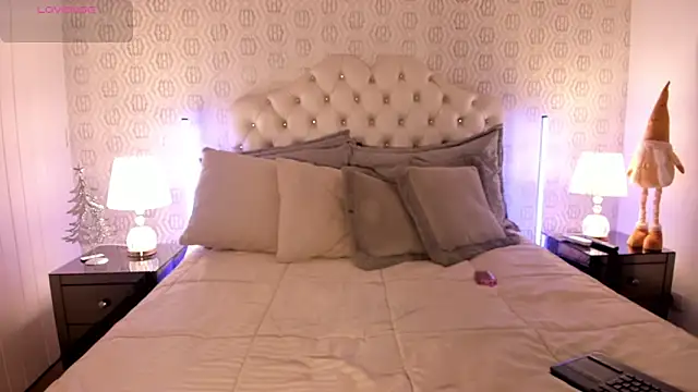 AriRobert  online show from December 22, 2025, 3:39 am