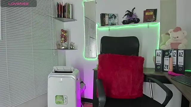 YUKIODAVIS online show from January 18, 2025, 3:42 am