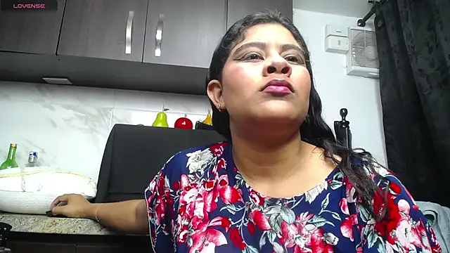 Snapshot of iniyalaboni chatting on September 12, 2025, 8:08 pm iniyalaboni online show from September 12, 2025, 8:08 pm