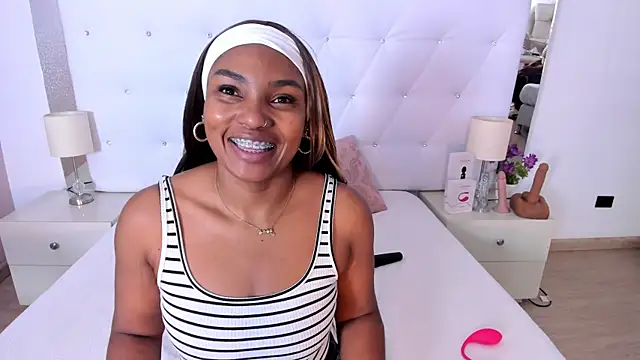 Isla Scott online show from November 14, 2025, 11:25 am