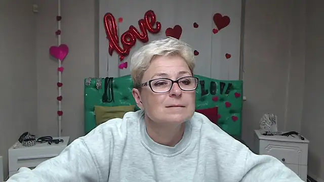 Snapshot of EmiliaGree chatting on September 29, 2025, 5:07 pm EmiliaGree online show from September 29, 2025, 5:07 pm