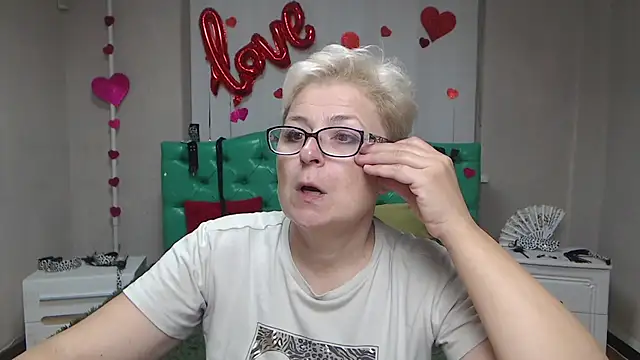 Snapshot of EmiliaGree chatting on September 14, 2025, 5:02 pm EmiliaGree online show from September 14, 2025, 5:02 pm