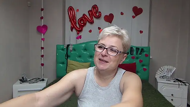 Snapshot of EmiliaGree chatting on September 22, 2025, 5:08 pm EmiliaGree online show from September 22, 2025, 5:08 pm