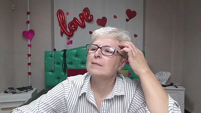 Snapshot of EmiliaGree chatting on September 10, 2025, 5:12 pm EmiliaGree online show from September 10, 2025, 5:12 pm