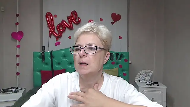 Snapshot of EmiliaGree chatting on September 15, 2025, 5:02 pm EmiliaGree online show from September 15, 2025, 5:02 pm