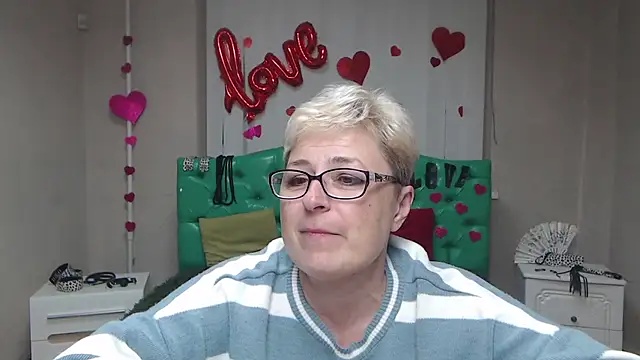 Snapshot of EmiliaGree chatting on October 7, 2025, 5:03 pm EmiliaGree online show from October 7, 2025, 5:03 pm