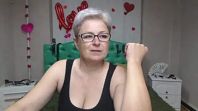Snapshot of EmiliaGree chatting on September 17, 2025, 5:04 pm EmiliaGree online show from September 17, 2025, 5:04 pm