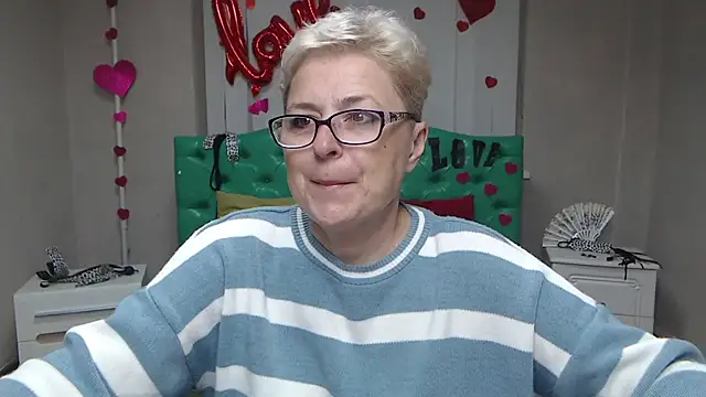 Snapshot of EmiliaGree chatting on September 21, 2025, 4:56 pm EmiliaGree online show from September 21, 2025, 4:56 pm