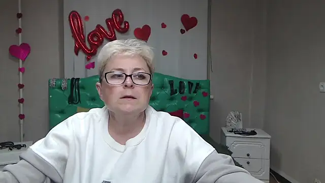 Snapshot of EmiliaGree chatting on October 3, 2025, 5:03 pm EmiliaGree online show from October 3, 2025, 5:03 pm