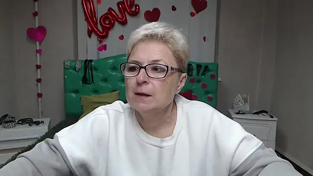 Snapshot of EmiliaGree chatting on September 27, 2025, 5:08 pm EmiliaGree online show from September 27, 2025, 5:08 pm